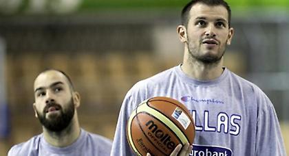 Αυτόγραφα στους «τιφόζι» από τους Έλληνες (video)