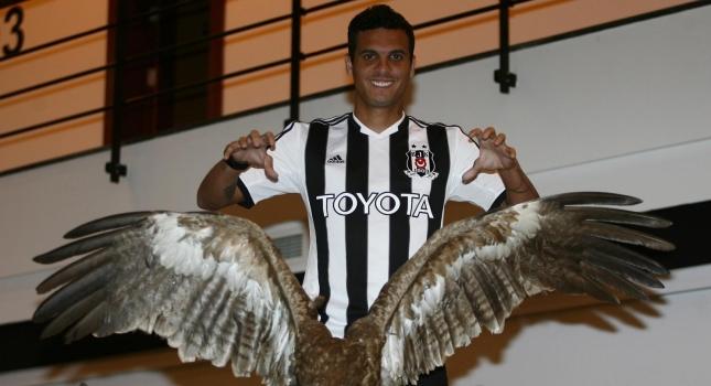 Αντί για Χολέμπας, Ραμόν η Μπεσίκτας