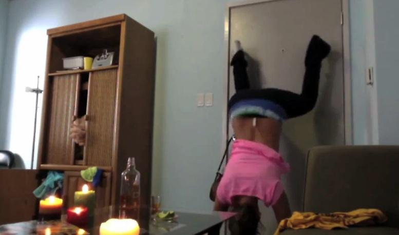 Αυτά παθαίνεις όταν δοκιμάζεις να χορέψεις με την πόρτα…