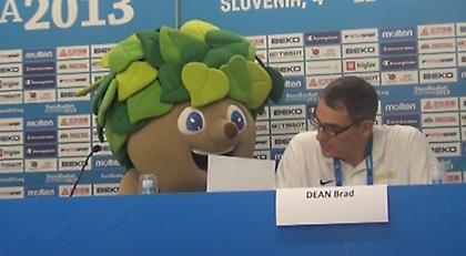 Η μασκότ «κράσαρε» τη συν. Τύπου (Web TV)