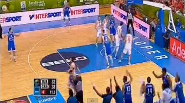 Μπουνιά του «Παπ» στον διαιτητή (video)