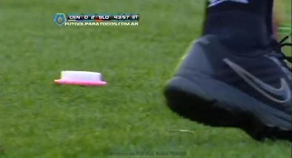 Οπαδοί πέταξαν παιχνίδια και παπούτσια στο χορτάρι! (video)