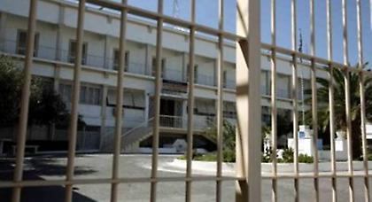 Βρήκαν αυτοσχέδια μαχαίρια και κινητά τηλέφωνα στον Κορυδαλλό