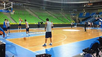 «Ζεσταίνεται» για τη μάχη η Εθνική