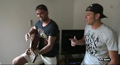 Έπιασε την… κιθάρα ο Σάντρο