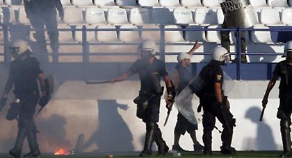 Επεισόδια στο Ιωνικός-ΑΕΚ! (video)