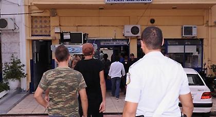 Σφοδρή επίθεση της Χ.Α. στην κυβέρνηση μετά την έφοδο της αστυνομίας στα γραφεία της