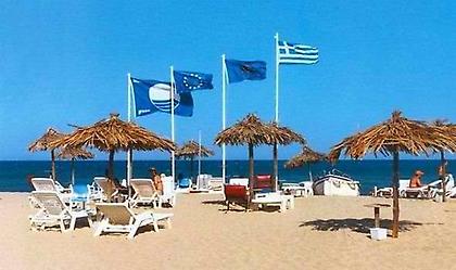H Γαλάζια Σημαία αφαιρέθηκε φέτος από δεκατρείς ελληνικές ακτές.