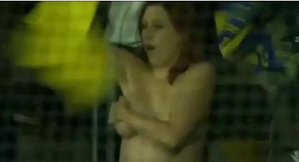 Χάρηκε κι έδειξε το στήθος της! (video)