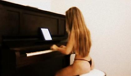 Ο… γυμνός ύμνος της Κορίνθιανς (video)