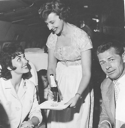 Με βαυαρικές στολές το πλήρωμα της Lufthansa