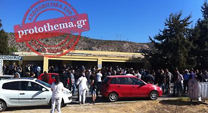 Με τραγούδια και χειροκροτήματα αποχαιρέτησαν τον Παύλο Φύσσα