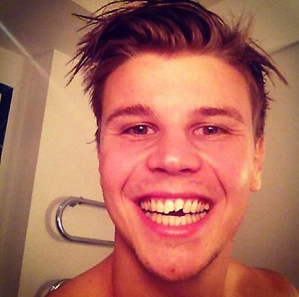 ΚΑΙ το’ φαγε ΚΑΙ ξεδοντιάστηκε