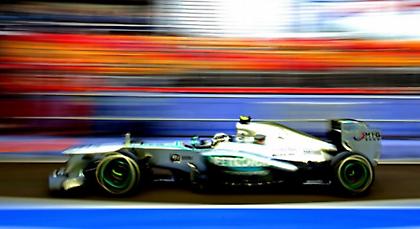 Έλαμψε στη Σιγκαπούρη ο Χάμιλτον!