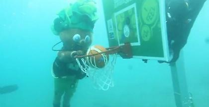 Καρφώνει υποβρυχίως ο Λίπκο (video)