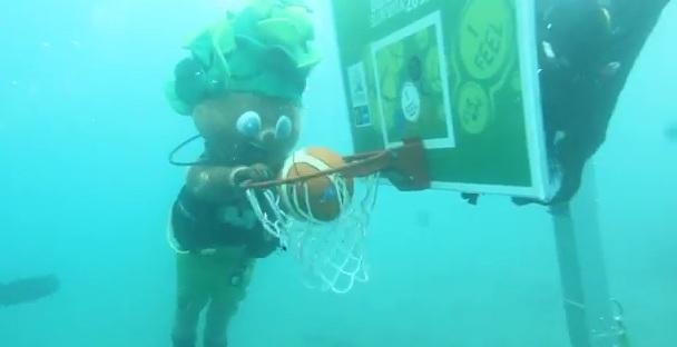 Καρφώνει υποβρυχίως ο Λίπκο (video)