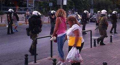 Αστυνομικός πυροβόλησε στη διαδήλωση στην Δάφνη