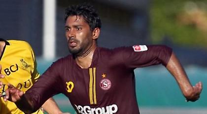 Μόνος του κι όλοι τους!