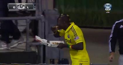 Πανηγυρισμός με… πίτσα (video)