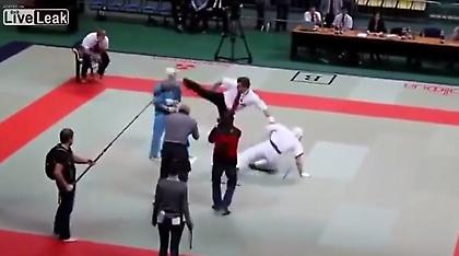 Διαιτητής καράτε πλακώνει τους αθλητές! (video)