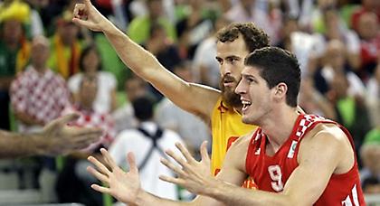 Σιγά μην έμενε εκτός βάθρου…