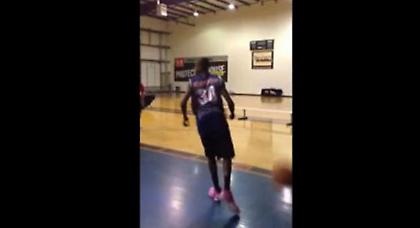 Απίστευτο κάρφωμα από έναν 13χρονο