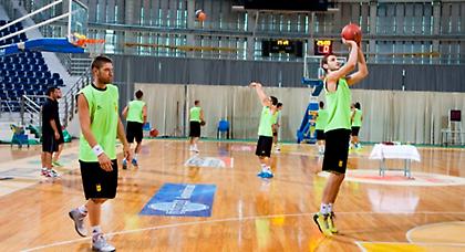 Οι παίκτες του Άρη κοντά στους φιλάθλους