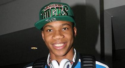 Έτσι καρφώνει ο Αντετοκούνμπο (video)