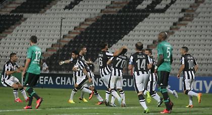 Στο πλευρό του ο παρατηρητής