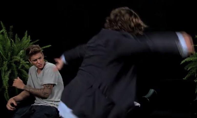 O Zach Galifianakis τις «βρέχει» στον Justin Bieber
