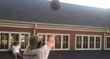 Απίθανο καλάθι από... σπόντα