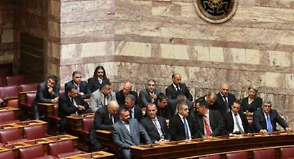 Δε χάνουν τη βουλευτική ιδιότητα οι συλληφθέντες βουλευτές της Χρυσής Αυγής