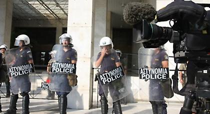 Συγκέντρωση χρυσαυγιτών έξω από τη ΓΑΔΑ