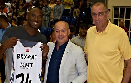 Ο Κόμπι με φανέλα της Ρεάλ