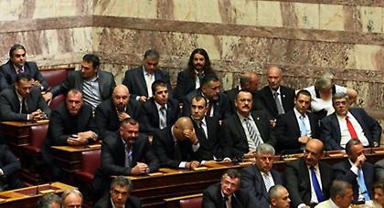 Κατατέθηκε η τροπολογία για την αναστολή της κρατικής χρηματοδότησης της ΧΑ