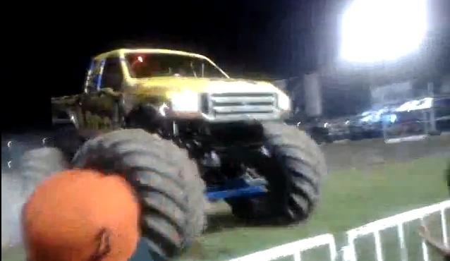 Τεράστιο monster truck παραλίγο να λιώσει τους θεατές