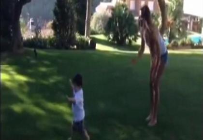 Ξεπετιέται ο Μέσι τζούνιορ (video)