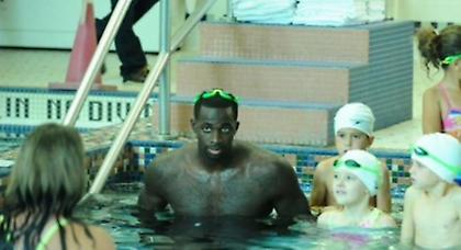 NBAer μαθαίνει να κολυμπάει