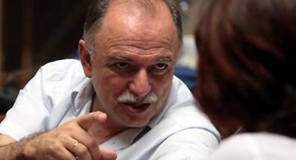 Παπαδημούλης: «Προς τι το σόου με τις χειροπέδες αφού τους άφησαν;»