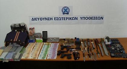 Οπλοστάσιο τα σπίτια του συλληφθέντα υποδιοικητή