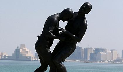 Άγαλμα στο Κατάρ η κουτουλιά του «Ζιζού»