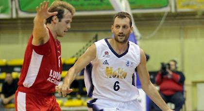 Ούτε τώρα οι οικοδεσπότες