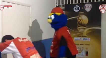 Ποιος… πείραζε τους παίκτες του Ολυμπιακού στη Βραζιλία; (video)