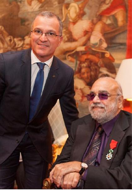 Το παράσημο του Ιππότη της Λεγεώνας της Τιμής στον Ντέμη Ρούσσο