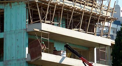 Συνεχίζεται ο κατήφορος στην οικοδομή