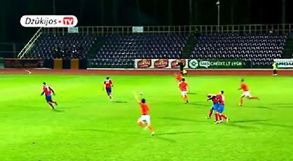 Άγριο ξύλο μεταξύ συμπαικτών (video)