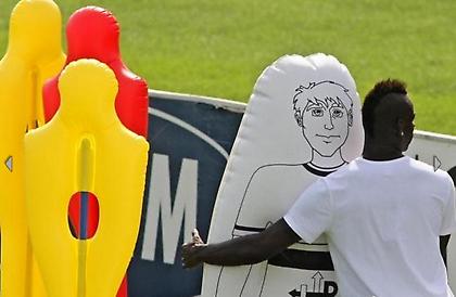 Τα έβαλε με… φουσκωτό ο Μπαλοτέλι