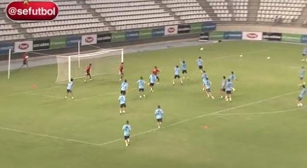 Όλη η ομάδα, εναντίον τριών γκολκίπερ (video)