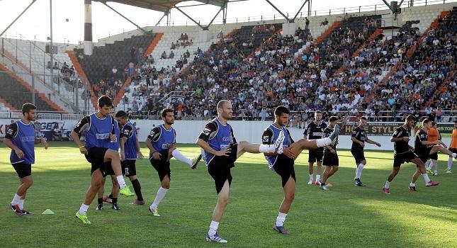 Μιλάει με Τσιώλη, κοιτάει Εργοτέλη