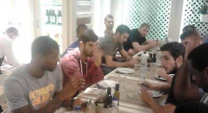 Δείπνο στην «κυανέρυθρη» οικογένεια